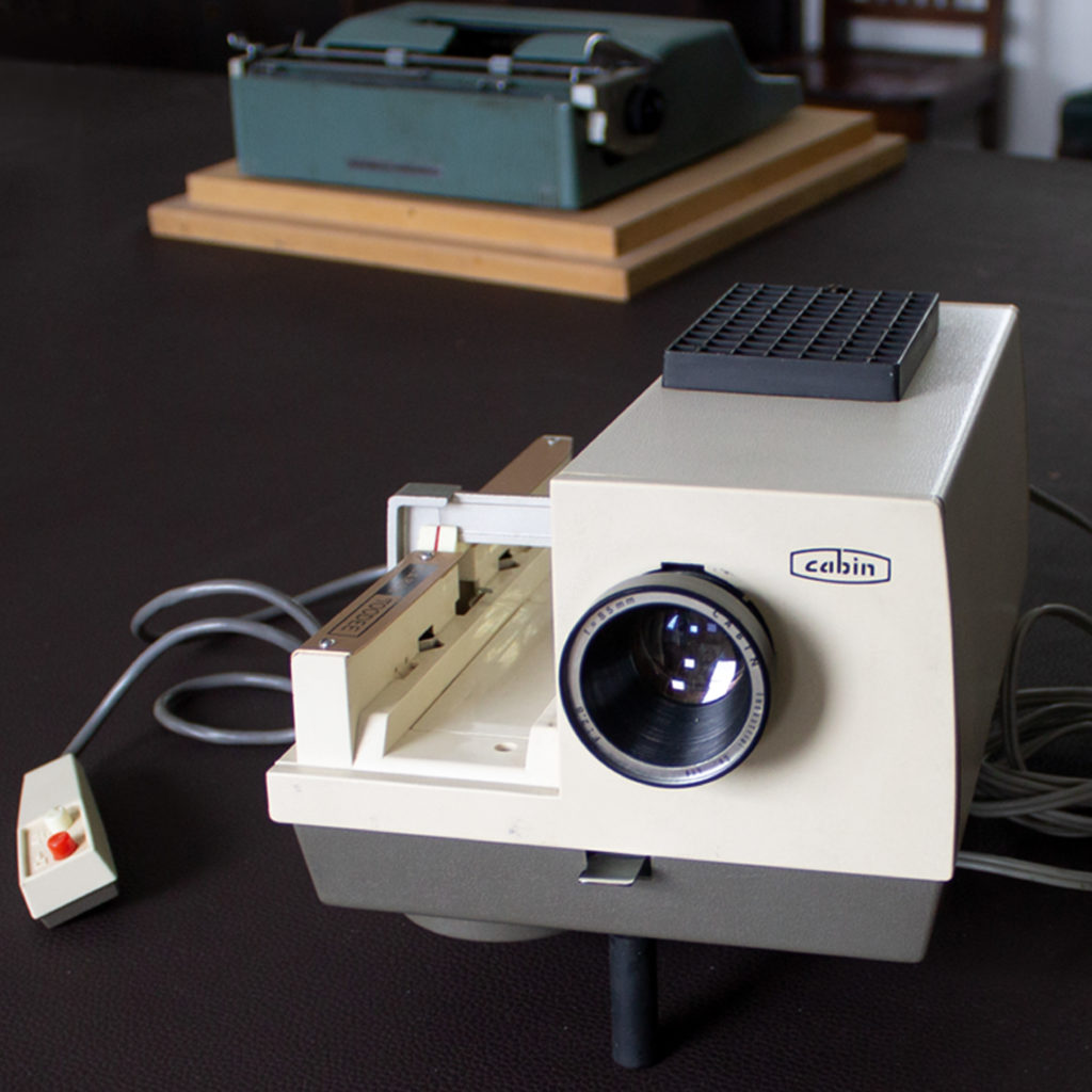 Proyector de diapositivas. Máquina de escribir.