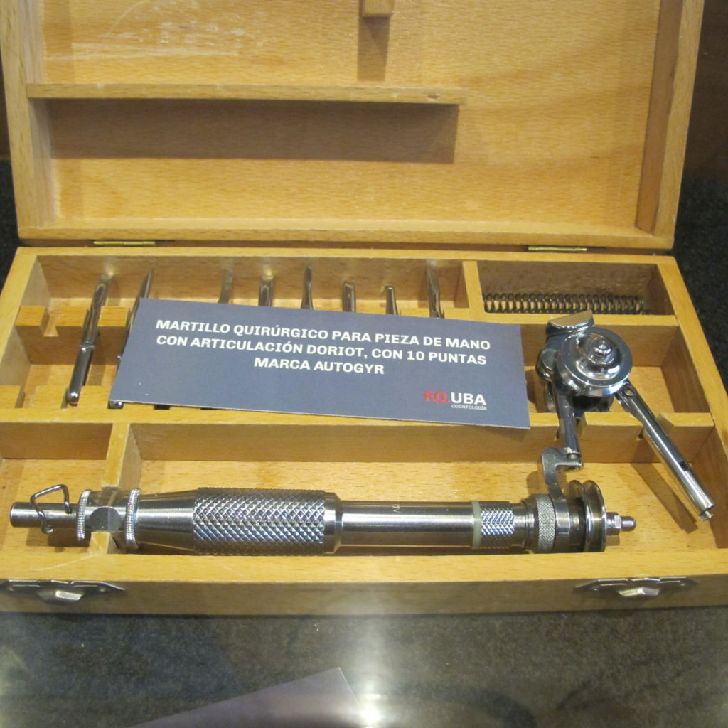 Martillo quirúrgico para pieza de mano con articulación Doriot, con 10 puntas marca AutoGyr.
